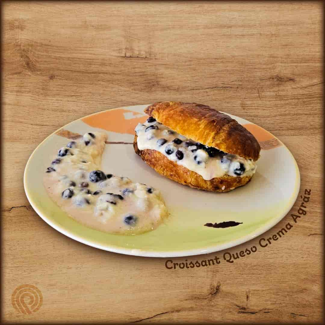 Croissant queso crema agráz